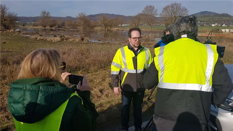 Der Erste Kreisbeigeordnete Pascal Badziong steht der Presse regelmäßig vor Ort ...