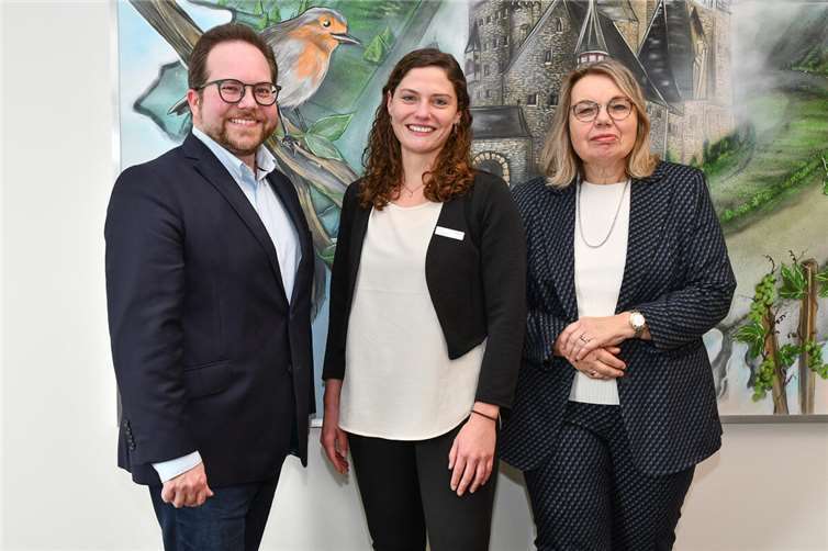 Der Erste Kreisbeigeordnete Pascal Badziong und Gesundheitsamtsleiterin Gabriele Vogt (rechts) begrüßten Lea Felbecker Anfang Oktober in ihrer neuen Tätigkeit als Gesundheitsmanagerin für Mayen-Koblenz im Kreishaus. Foto: Kreisverwaltung MYK/Damian Morcinek