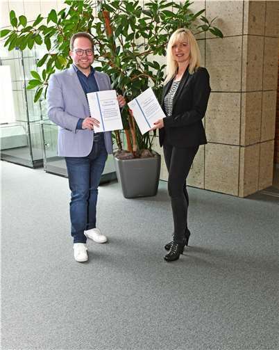 Der Erste Kreisbeigeordnete Pascal Badziong und Elisabeth Feilzer, die im Kreisjugendamt für die überregionale Koordination und fachliche Begleitung verantwortlich ist, freuen sich über die gelungene Kita-Sozialarbeit in Mayen-Koblenz.  Foto: Kreisverwaltung MYK/W.Schäfer