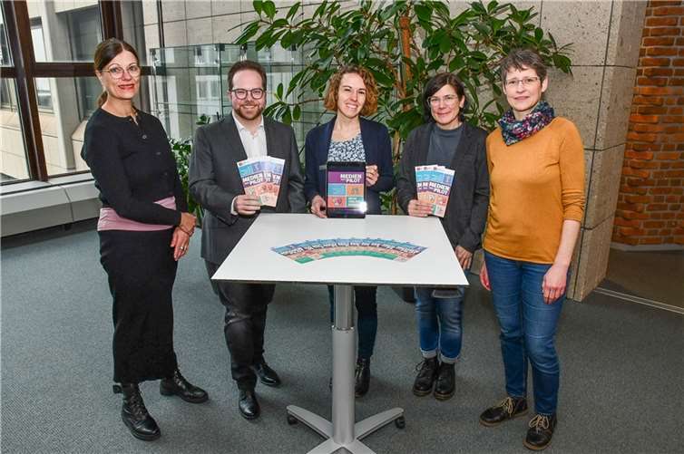 Der Erste Kreisbeigeordnete Pascal Badziong und Sonja Gröntgen (Mitte), Leiterin der Smarten Region MYK10, laden alle Interessierten gemeinsam mit (v.li.) Sabine Prüstel von der Familienbildungsstätte Andernach, Melanie Hellmann von der Familienbildungsstätte Mayen und Susanne Schwandt von der Familienbildungsstätte Koblenz zur kostenfreien Online-Veranstaltungsreihe „Mit Groß und Klein durch die mediale Welt“ ein.  Foto: Kreisverwaltung MYK/Damian Morcinek