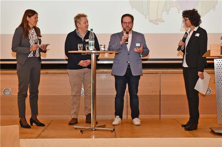 Der Erste Kreisbeigeordnete Pascal Badziong und die Koblenzer Bürgermeisterin Ulrike Mohrs eröffneten die Veranstaltung mit einem gemeinsamen Dialoggespräch. Fotos: Kreisverwaltung/Wiebke Schäfer