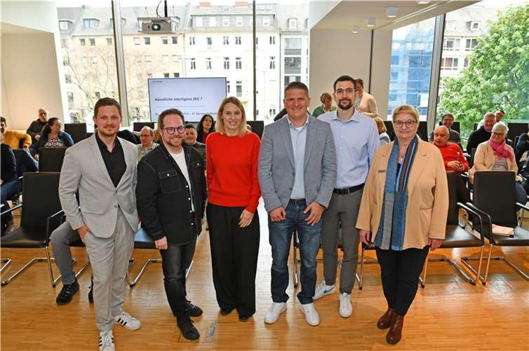 Der Erste Kreisbeigeordnete Pascal Badziong (vorne, 2.v.l.), Büroleiterin Petra Kretzschmann (rechts), Tobias Querbach von der Koordinierungsstelle Digitalisierung (links) und Henriette Smalla von der Stabstelle Smart Cities gemeinsam mit den Gastrednern zum Thema KI Eugen Schäfer (3.v.r.) und Thorsten Kram vom Bendorfer Unternehmen DevFuture. Foto: Kreisverwaltung MYK/Damian Morcinek