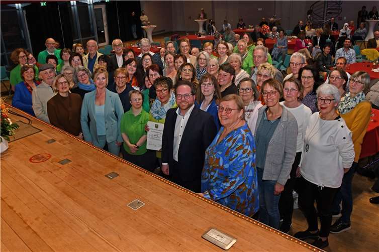 Der Erste Kreisbeigeordnete Pascal Badziong (vorne, 2.v.r.) freute sich gemeinsam mit den Preisträgern des Jugend- und Sozialempfangs.  Foto: Kreisverwaltung/Wiebke Schäfer