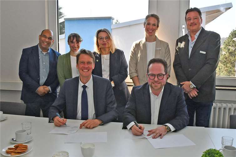 Der Erste Kreisbeigeordnete Pascal Badziong (vorne rechts) besiegelte den Beitritt zum Netzwerk mre-netz regio rhein-ahr gemeinsam mit Prof. Dr. Nico Mutters vom Universitätsklinikum Bonn (vorne links). Foto: Kreisverwaltung MYK/Wiebke Schaaf