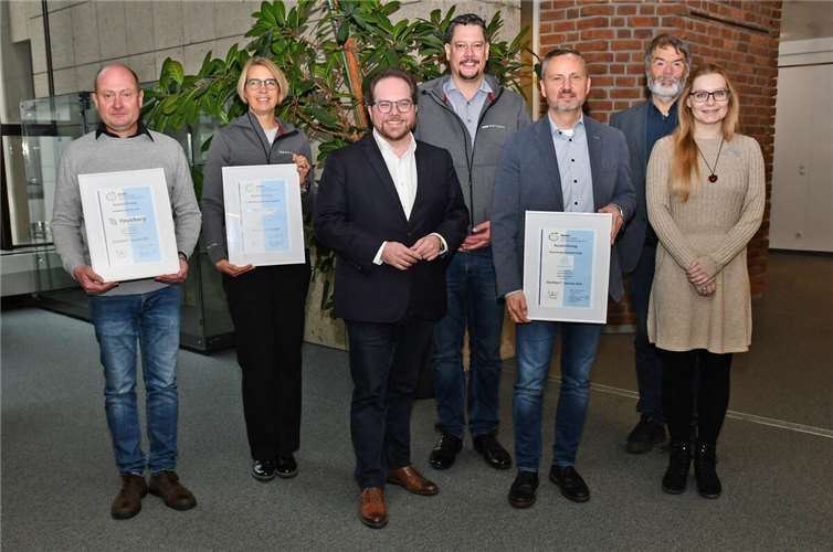 Der Erste Kreisbeigeordnete Pascal Badziong zeichnete das Berufsförderungswerk Koblenz aus Vallendar, die Firma Finzelberg aus Andernach und die Thyssenkrupp Rasselstein GmbH für ihre erfolgreiche Teilnahme an der Ökoprofit-Klub-Runde aus. Ökoprofit ist ein Kooperationsprojekt der Landkreise Mayen-Koblenz und Mainz-Bingen sowie der Stadt Koblenz.  Foto: Kreisverwaltung MYK/Wiebke Schaaf