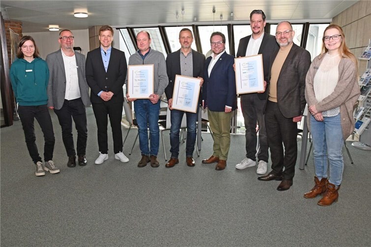 Der Erste Kreisbeigeordnete Pascal Badziong zeichnete das Berufsförderungswerk Koblenz aus Vallendar, die Firma Finzelberg GmbH & Co. KG aus Andernach und die thyssenkrupp Rasselstein GmbH aus Andernach für ihre erfolgreiche Teilnahme an der Ökoprofit-Klub-Runde aus. Ökoprofit ist ein Kooperationsprojekt der Landkreise Mayen-Koblenz und Mainz-Bingen sowie der Stadt Koblenz.Foto: Kreisverwaltung/Wiebke Schaaf