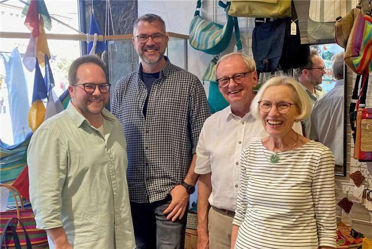 Der Erste Kreisbeigeordnete Pascal Badziong zu Besuch im Weltladen Mayen.  Foto: Kreisverwaltung MYK/Achim Trautmann