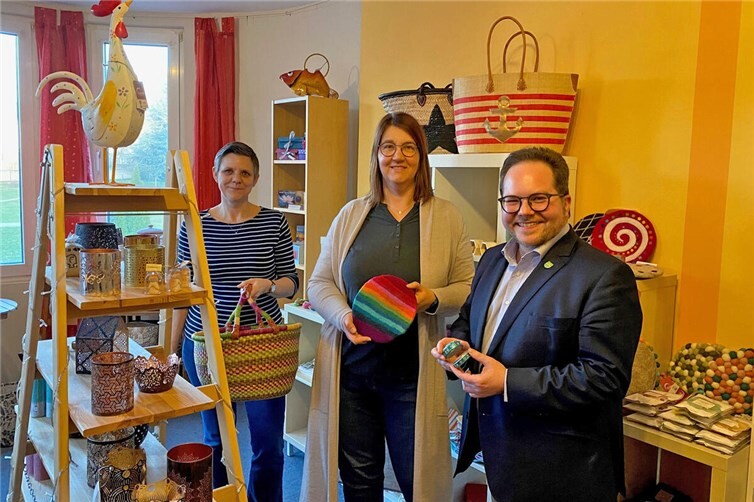 Der Erste Kreisbeigeordnete Pascal Badziong zu Besuch im Weltladen Ochtendung. 