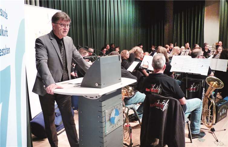 Der Erste Kreisbeigeordnete des Landkreises MYK, Burkhard Nauroth freute sich, dass so viele Seniorinnen und Senioren zum ersten kreisweiten Bewegungstreffen gekommen waren.