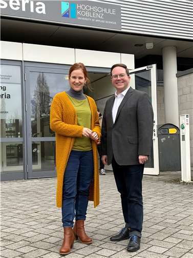 Der Erste Kreisbeigeordnete des Landkreises Mayen-Koblenz Pascal Badziong und Prof. Dr. Kathinka Beckmann haben sich zum informativen Austausch getroffen. Foto: Kreisverwaltung/Badziong