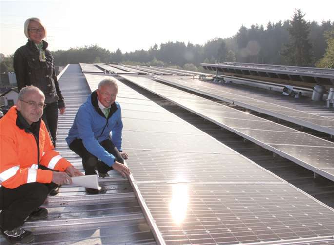 Der Erste Kreisbeigeordnete und Abfallwirtschaftsdezernent Achim Hallerbach (r.) gemeinsam mit den Referenten Petra Knopp und Stefan Kraus an der Photovoltaikanlage auf dem Dach des neuen Sozial- und Bürogebäudes in Linkenbach. privat
