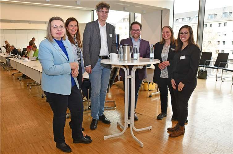 Der Erste Kreisbeigeordnete und Vorsitzende der Regionalen Pflegekonferenz Pascal Badziong (3.v.r.) freute sich gemeinsam mit der Leiterin der Sozialabteilung Carmen Dreyer (2.v.l.), der Pflegestrukturplanerin des Landkreises Anne Schnütgen (2v.r.) und den Referenten Dr. Oliver Lauxen (3.v.l.) und Sabrina Morici (rechts) vom IWAK sowie der Leiterin des Gesundheitsamtes Mayen-Koblenz Gabriele Vogt (links) über die gelungene Veranstaltung.  Foto: Kreisverwaltung/W.Schäfer