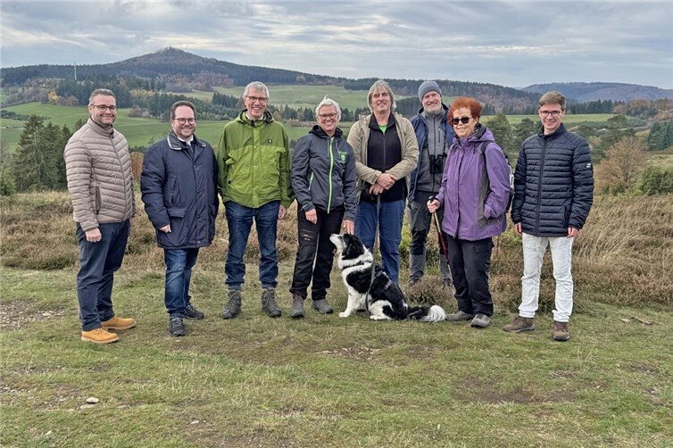 Der Erste Kreisbeigeordnete und Vorsitzende der Stiftung für Natur und Umwelt (XX) besuchte gemeinsam mit Staatssekretär Dr. Erwin Manz (XX) sowie weiteren kommunalen Vertretern und Projektbeteiligten die Wacholderheiden in Arft.Foto: Kreisverwaltung MYK/Wiebke Schaaf