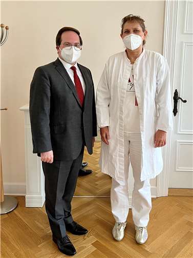 Der Erste Kreisbeigeordneten Pascal Badziong mit der Obfrau der Kreisärzteschaft Mayen-Koblenz, Dr. med. Jutta Karl.  Foto: Kreisverwaltung Mayen-Koblenz