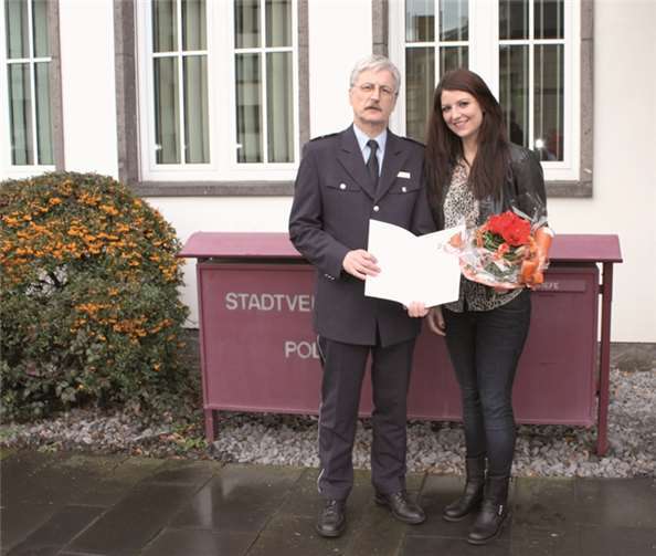 Der Erste Polizeihauptkommissar, Joachim Brandscheidt, überreicht Sabrina Brixius eine Bürgerurkunde für ihre vorbildliche Unterstützung.  privat