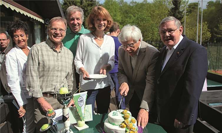 Der Erste Vorsitzende Dr. Karl-Horst Gödtel, Mitglied Erno Mahle, 2. Vorsitzende Annette Bartsch, Vertreter vom Landessportbund Fitz Langenhorst und Vertretung des Bürgermeister Rudi Frick feierten gemeinsam die Saisoneröffnung. privat