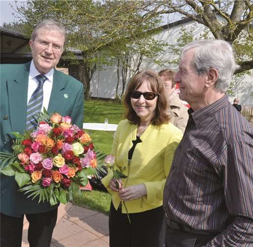 Der Erste Vorsitzende Jörg Ziegler (li.) begrüßt die Tennisdamen mit Rosen. WEIGERT
