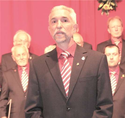 Der Erste Vorsitzende Jürgen Schlembach begrüßte die Gäste und eröffnete so die offiziellen Feierlichkeiten zum Chorjubiläum.