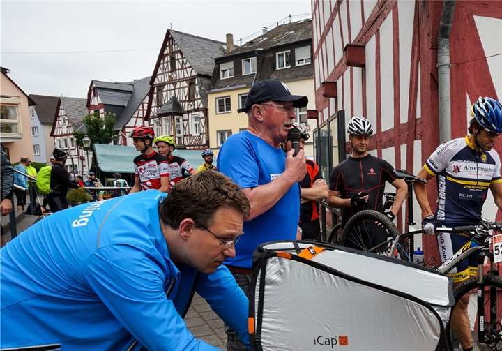 Der Erste Vorsitzende der TuS Rhens, Hans-Josef Probst, moderierte den CANYON Rhein-Hunsrück Mountainbike Marathon.