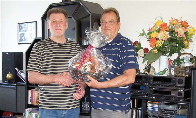 Der Erste Vorsitzende des DRK-Ortsvereins Mendig, Lothar Spitzley (rechts), bedankt sich bei Lothar Becker mit einem Frühstückskorb. Ursula Spitzley