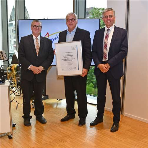 Der Erste Vorsitzende des Geschichts- und Altertumsvereins für Mayen und Umgebung Hans Schüller (Mitte) nahm den Preis von Landrat Dr. Alexander Saftig (links) und dem Vorstandsvorsitzenden der KSK Mayen Karl-Josef Esch entgegen.  Foto: Kreisverwaltung/Wiebke Schäfer