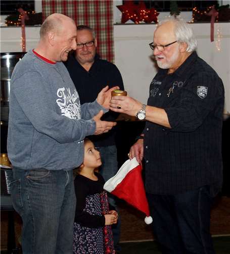 Der Erste Vorsitzende überreicht Markus Wirth im Beisein der Glücksfee Tiana seinen Verlosungspreis.privat