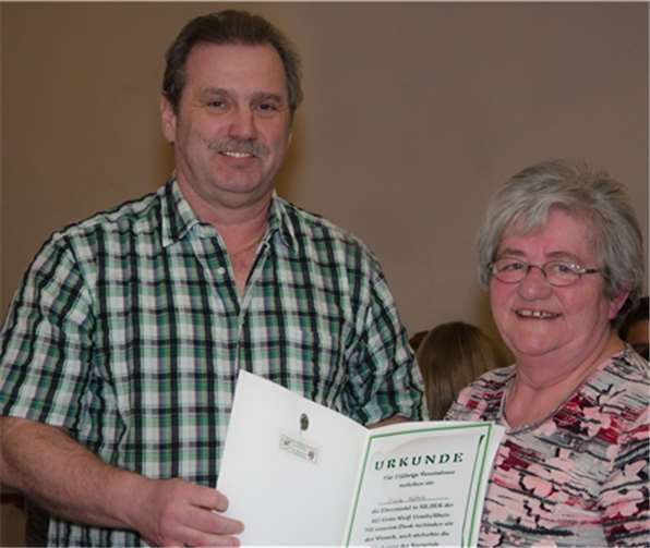 Der Erste Vorsitzende überreicht die Urkunde zur 25-jährigen Vereinsmitgliedschaft an Ursula Hoffend.