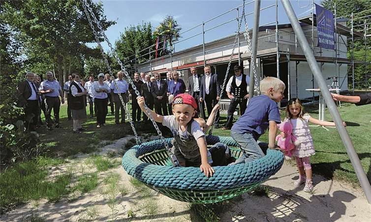 Der Erweiterungsbau der Heimersheimer Kindertagesstätte „Sterntaler“ ermöglicht die Betreuung zweier weiterer Gruppen in der Einrichtung - zur Freude von Landrat Dr. Jürgen Pföhler und Stadtbürgermeister Guido Orthen. FIX