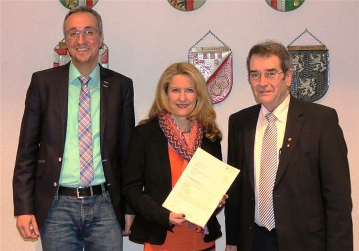 Der Erweiterungsbau kommt: Staatssekretärin Heike Raab übergab Bürgermeister Helmut Probst und Büroleiter Werner Theisen den Bewilligungsbescheid. Verbandsgemeindeverwaltung