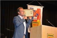 Der Ettringer Bürgermeister Alexander Weber präsentiert die Partnerschaftsurkund...
