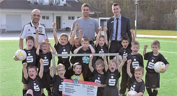 Der Ettringer Fußballnachwuchs freut sich über 1.500 Euro, gespendet von der KSK Mayen. KSK Filialleiter Florian Setz (hinten re.) gratulierte persönlich zur Spende und übergab im Beisein der beiden Trainer Christian Cimino (Mitte) und Michael Gerling (li.) den großen Scheck an die Ettringer Nachwuchskicker. KSK