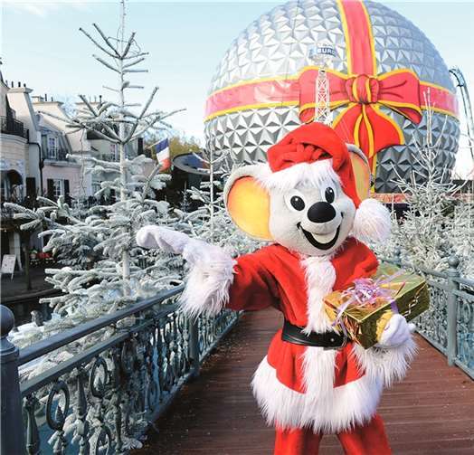 Der Europa-Park hat sich für die Winterzeit herausgeputzt. Viele Lichterketten und geschmückte Tannenbäume säumen den Weg. Europa-Park