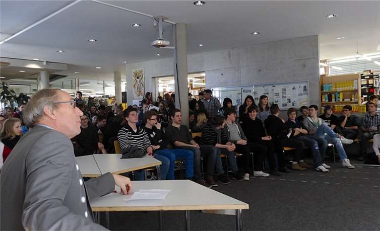 Der Europaabgeordnete Norbert Neuser in der Bibliothek der Schule. privat