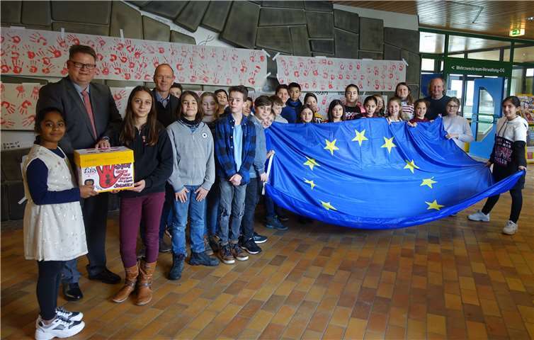 Der Europaabgeordnete Ralf Seekatz wird die Kiste mit den roten Händen mit nach Brüssel nehmen.Foto: privat
