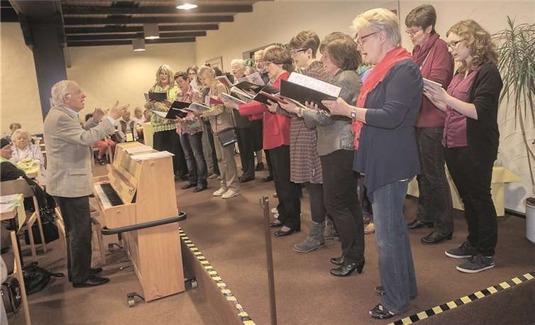 Der Evangelische Kirchenchor Rengsdorf unter der Leitung von Wilfried Maschinke.WT