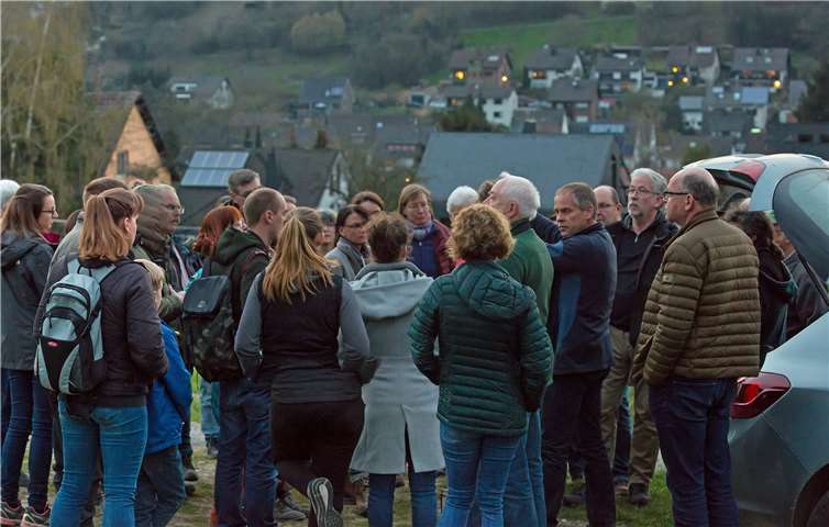 Der Exkursionsleiter Herr Woitol (4.v.r.) konnte 41 interessierte Teilnehmer begrüßen. Copyright: NABU / Andrea Brinkhoff