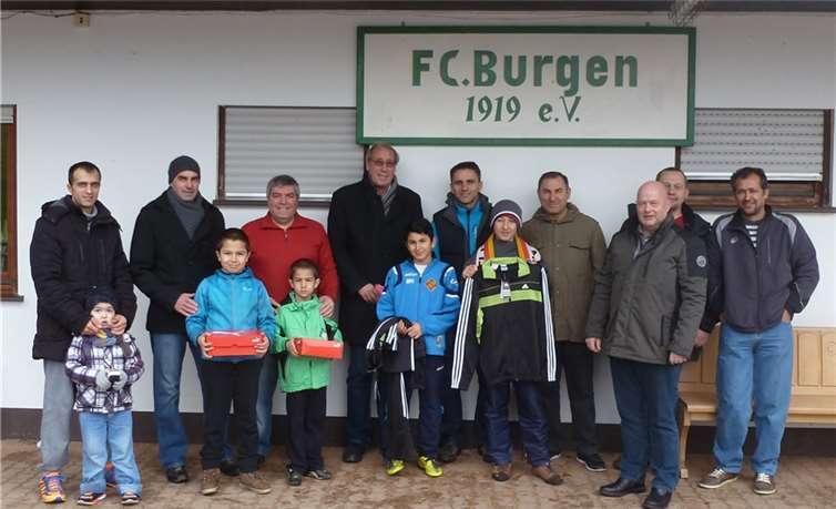 Der FC Burgen mit den glücklichen Flüchtlingen.privat