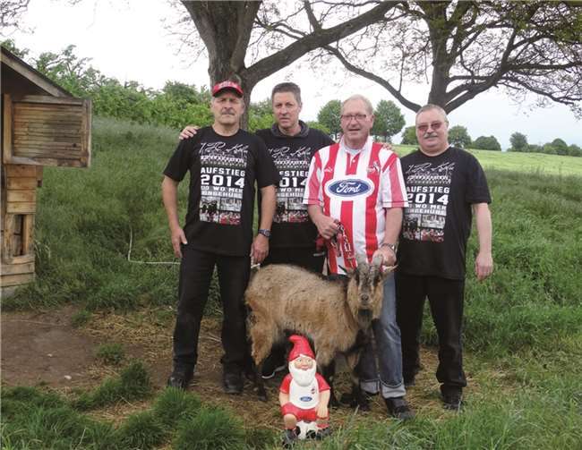 Der FC Fan-Club „de Hennes“ feiert den Aufstieg des 1. FC Köln. privat