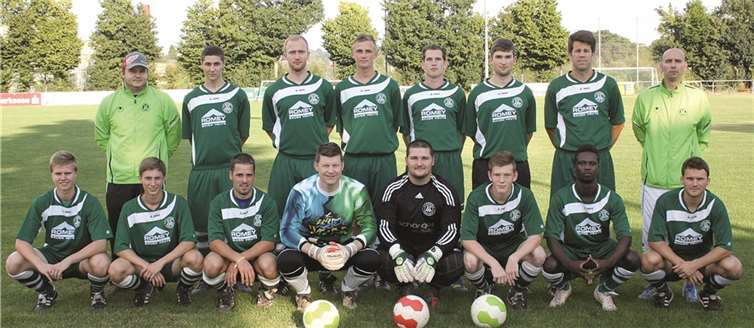 Der FC Plaidt II 2013/2014 mit (hinten von links) Betreuer Thomas Mürtz, Dino Schneider, Kay Johnen, Philipp Thrien, Michael Buchmann, Kay Flöck, Denis Kleemann, Trainer Udo Kreier und (vorne von links) Marvin Neuendorf, Simon Einig, Daniel Mayer, Marco Weinand, David Folz, Felix Urmersbach, Tom Hillah, Marvin Müller. LS