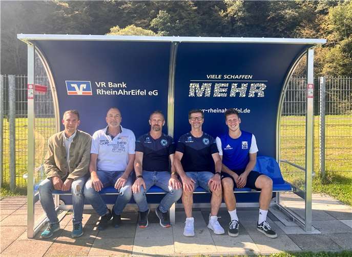 Der FC Waldbreitbach darf sich über neue Spielbänke freuen.  Foto: FC Waldbreitbach