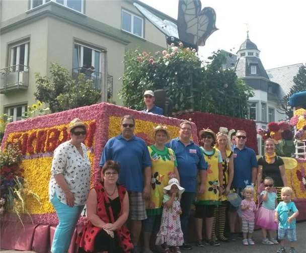 Der FCV vor seinem Wagen.Privat