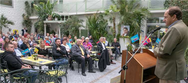 Der FDP-Bundestagsabgeordnete Alexander Graf Lambsdorff (re.) sprach vor gut 60 Interessierten im Ringhotel Giffels Goldener Anker über die Bedeutung der Europäischen Union.Foto: -JOST-