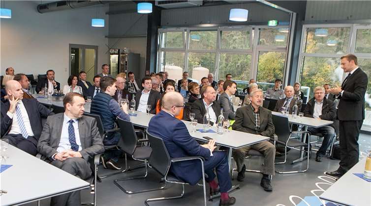 Der FDP-Bundesvorsitzende Christian Lindner (rechts) erläuterte vor etwa 50 Interessierten seine Sicht der Dinge.Jost