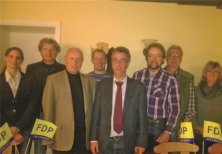 Der FDP-Kreischef Ulrich van Bebber (3. v. l.) sowie seine Stellvertreter freuen sich über den neuen Vorstand der FDP-Brohltal mit Dr. Frank Tuchtenhagen (3. v. r.) an der Spitze.privat