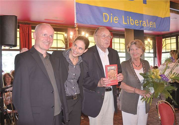 Der FDP-Kreisvorsitzende Ulrich van Bebber und seine Stellvertreterin Christina Steinheuer freuen sich mit dem ehemaligen Außenminister Hans-Dietrich Genscher und seiner Gattin Barbara beim Weinfest der FDP über die Dissertation von Theodor Heuss zum Thema Wein. privat