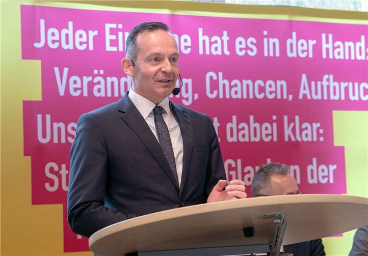 Der FDP-Landesvorsitzende Dr. Volker Wissing stimmt die Delegierten beim Bezirksparteitag in Heppingen auf die bevorstehende Europa- und Kommunalwahl ein.