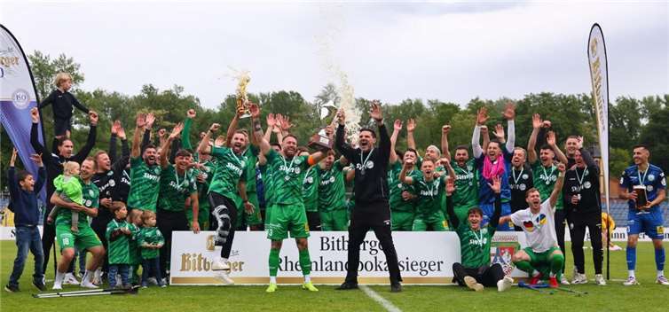 Der FV Engers feiert ausgelassen mit Pokal und Bierduschen.  Foto: Fußballverband Rheinland