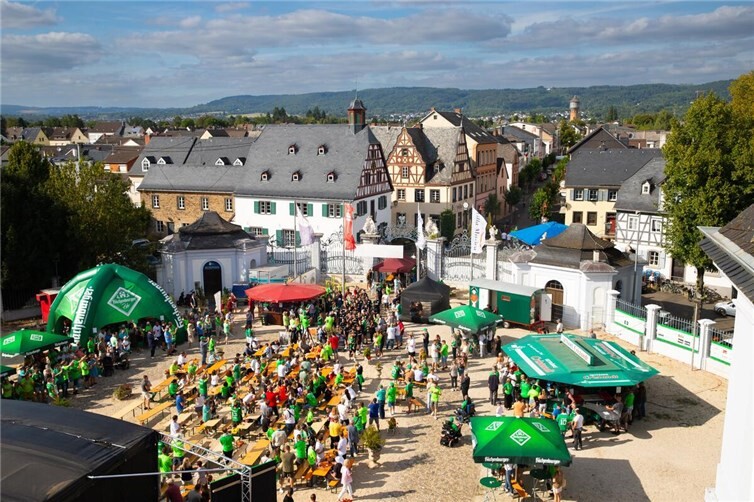 Der FV Engers hat sich beim Pokalspiel gegen Eintracht Frankfurt herausragend verkauft. Entsprechend feierten viele Fans die rückkehrende Mannschaft im Schlosshof.  Fotos: sina.blum