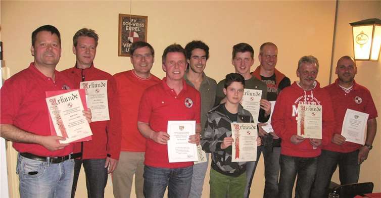 Der FV Rot Weiss Erpel ehrte langjährige Mitglieder (v.l.): 1. Vorsitzender Lothar Bonn, Peter Wagener, Heinz-Willi Schneider, 2. Vorsitzender Thomas Siebert, Christian Neustein, Enrico Bonn, Jan Wagener, Frank Wagener, Raymund Franze, Geschäftsführer Jürgen Kochems.privat