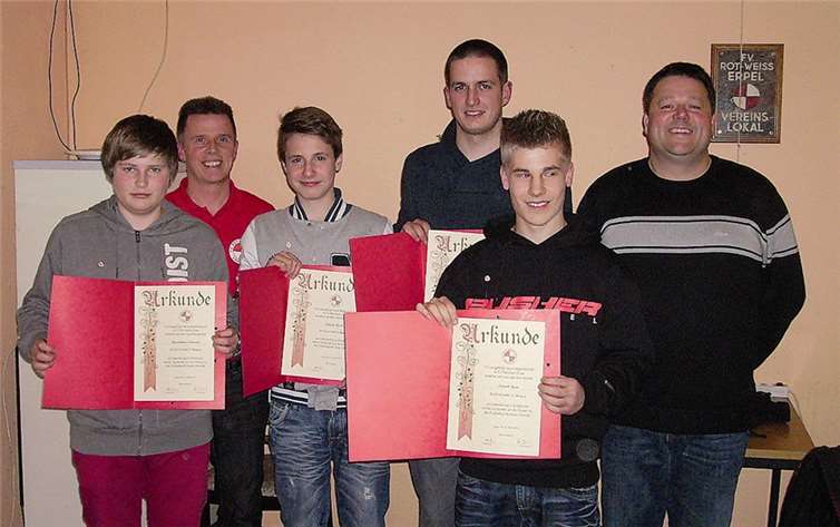Der FV Rot Weiss Erpel ehrte langjährige Mitglieder - v.li. Maximilian Schneider, 2. Vorsitzender Thomas Siebert, Patrick Harth, Bastian Lindlohr, Patrick. privat